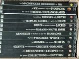 six livres dans une boîte posée sur une table, sur fond blanc
