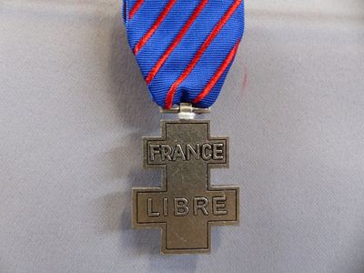 une médaille ornée d'une croix et portant l'inscription « France libre »