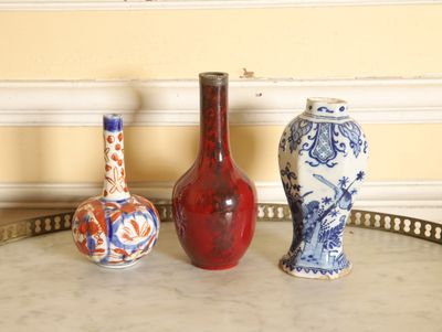 trois vases posés sur un plateau, lui-même posé sur une table