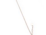 un collier en or blanc avec un pendentif circulaire monté sur une chaîne