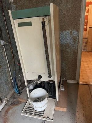 Un refroidisseur d'eau (sans marque ni plaque apparente) En …