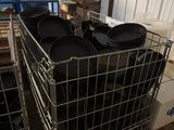 de nombreuses casseroles et poêles dans une cage métallique