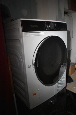 un lave-linge et un sèche-linge dans une petite pièce