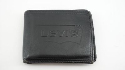 portefeuille en cuir noir orné du logo « love » sur le devant