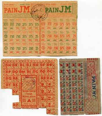 un lot de trois anciens billets de train posés sur une table