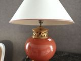 une lampe posée sur une table à côté d'une chaise