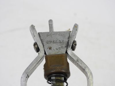 a small metal object with a metal handle on it