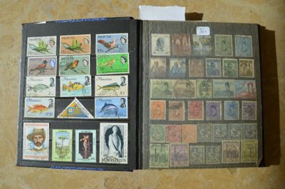 un livre avec des timbres, posé sur une table