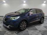 une voiture bleue garée dans une pièce au sol en damier