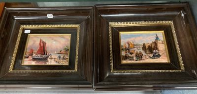 deux tableaux encadrés représentant des bateaux, exposés dans une vitrine