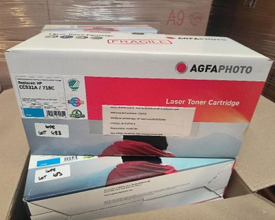 deux cartouches de toner dans une boîte en carton posée sur une table