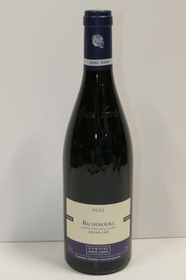 la bouteille de vin est posée sur la table à côté du mur