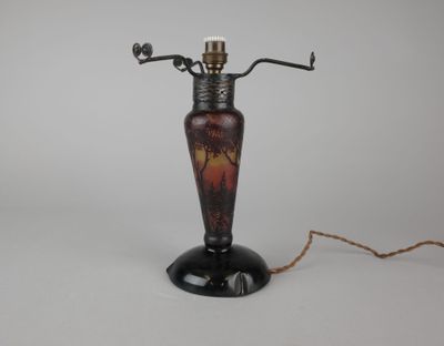 une lampe posée sur une table, avec une corde