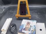 un petit chevalet en bois contenant un livre et un téléphone