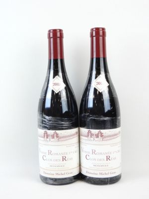 deux bouteilles de vin rouge posées l'une à côté de l'autre sur une surface blanche