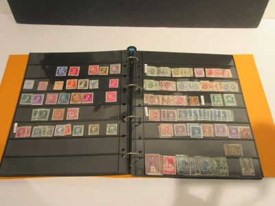 un classeur contenant un grand nombre de timbres différents