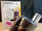 une boîte et un mixeur posés sur une table