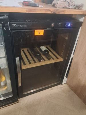 un refroidisseur à vin contenant une bouteille de vin à l'intérieur