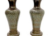 deux vases posés côte à côte sur une surface blanche