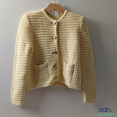 cardigan au crochet couleur crème, avec fermeture à boutons
