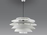 une suspension blanche suspendue au plafond