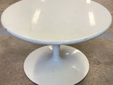 une image représentant une table blanche surmontée d'un piédestal blanc