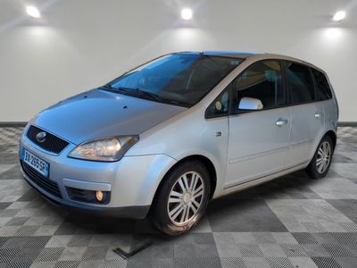 la photo d'une voiture argentée garée dans un garage