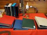 de nombreux livres posés sur une table sur laquelle se trouve une bougie