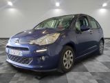 la petite voiture bleue est garée sur un carrelage à carreaux