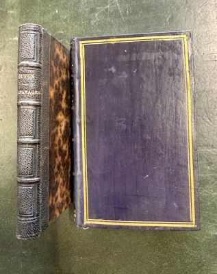 un vieux livre ouvert sur une table