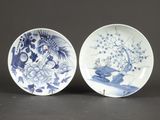 deux assiettes bleues et blanches ornées de motifs représentant des oiseaux et des fleurs