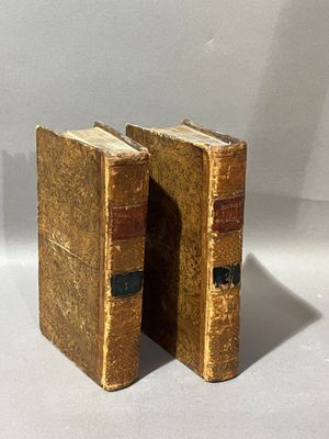 deux vieux livres posés sur une table