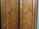 une armoire en bois surmontée de deux portes