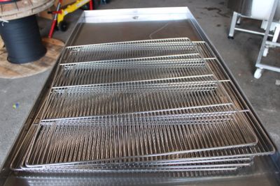 une grille métallique posée sur une table