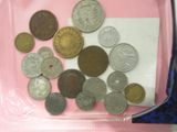 beaucoup de pièces de monnaie dans un sac en plastique posé sur la table