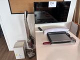 un bureau sur lequel se trouvent un ordinateur portable, une souris et d'autres objets
