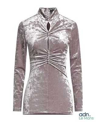 La femme porte un haut gris à manches longues.