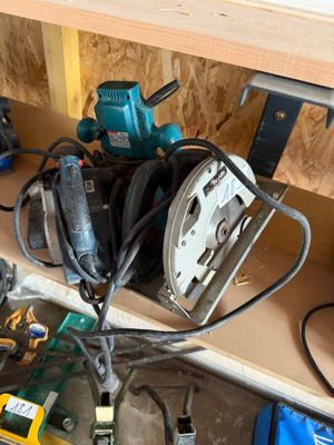 une photo montrant un ensemble d'outils posés sur une étagère
