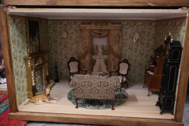 Diorama. Composition miniature, dans une vitrine en bois, vitre e...