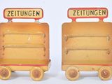 deux petits trains qui sont posés l'un à côté de l'autre