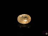 un diamant jaune sur une surface noire
