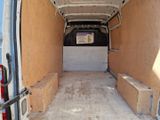 une camionnette blanche garée au milieu de la rue
