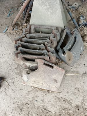 un tas d'outils posé par terre à côté d'un tas de foin