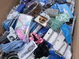une boîte pleine d'objets assortis qui se trouvent dans la boîte
