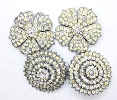 Lot comprenant deux clips de corsage en forme de fleurs (D: …