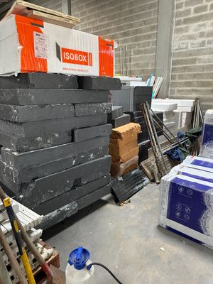 une pile de cartons posée par terre dans un entrepôt