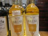 plusieurs bouteilles de vin sont alignées sur une table