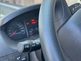 tableau de bord d'une voiture avec un volant et des commandes sur le tableau de bord