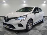 la voiture blanche est garée sur un sol en damier dans le garage