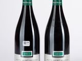 deux bouteilles de vin posées l'une à côté de l'autre sur une surface blanche
